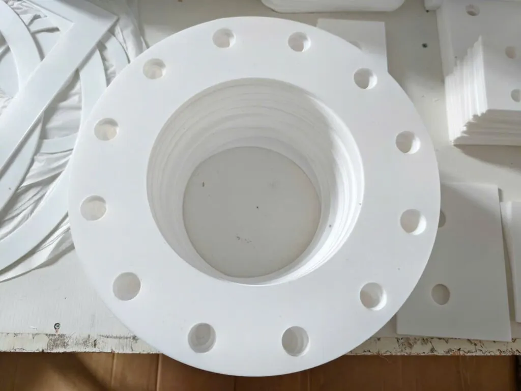 Mặt bích teflon tiện CNC có lỗ bu lông