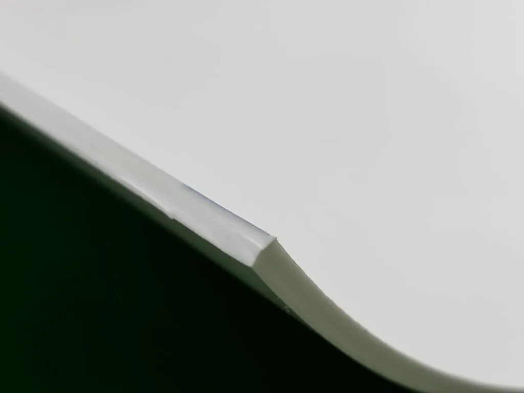 Mép cắt tấm teflon trắng trên sàn xanh