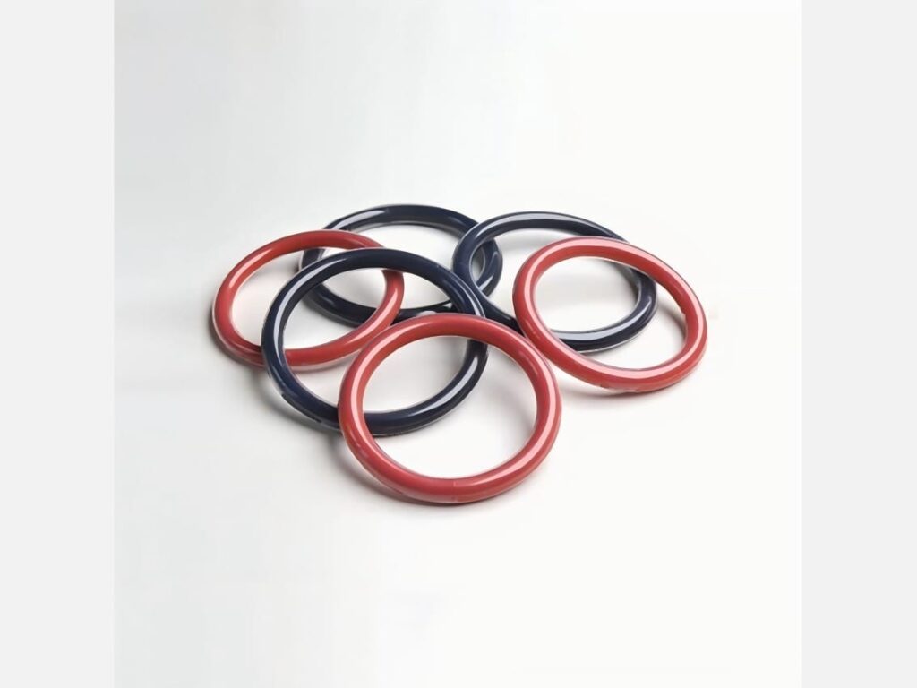 Năm oring bọc FEP đỏ và đen rải trên bàn
