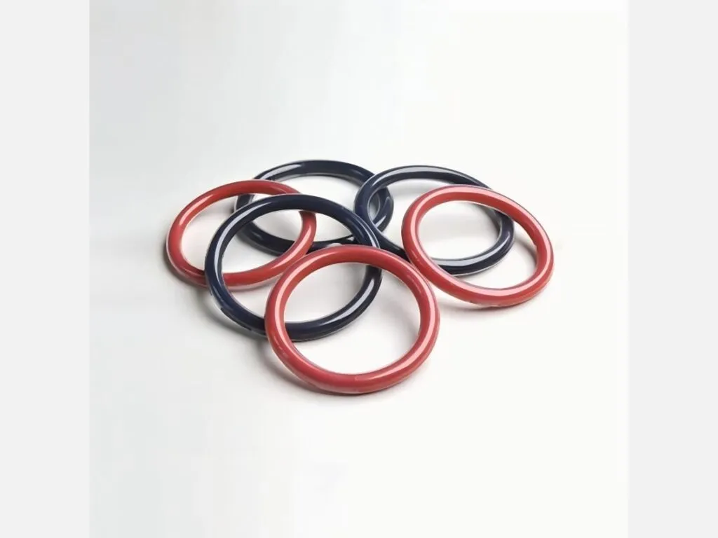 Năm oring bọc FEP đỏ và đen rải trên bàn