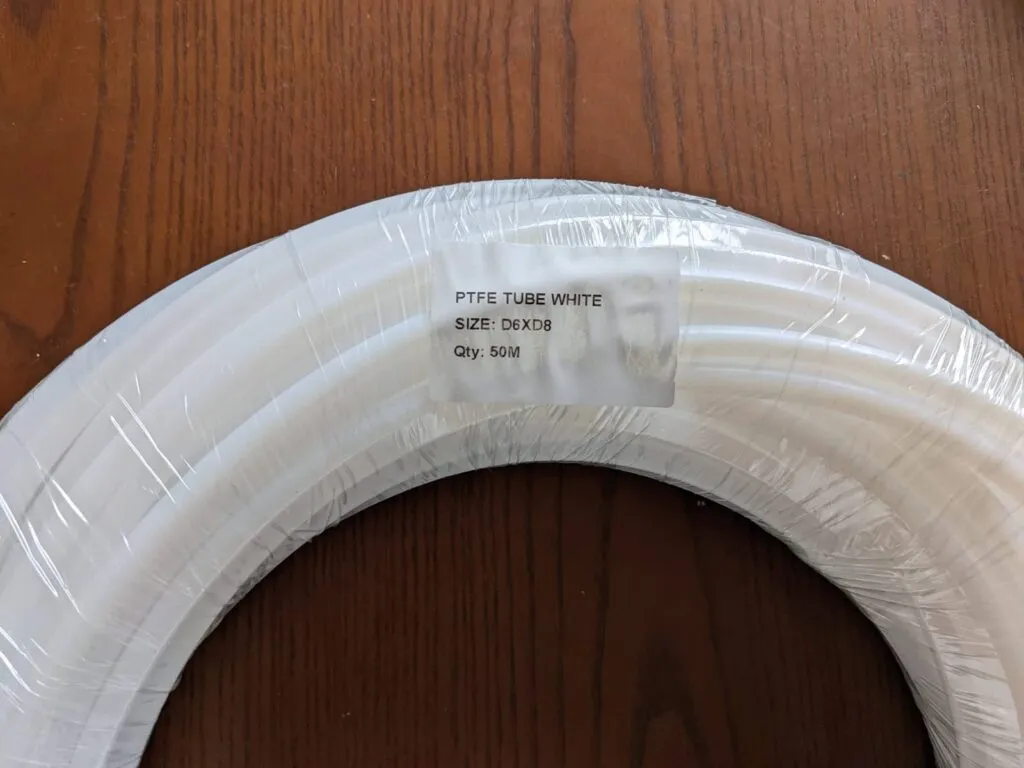 Nhãn PTFE tube white trên cuộn ống teflon trắng