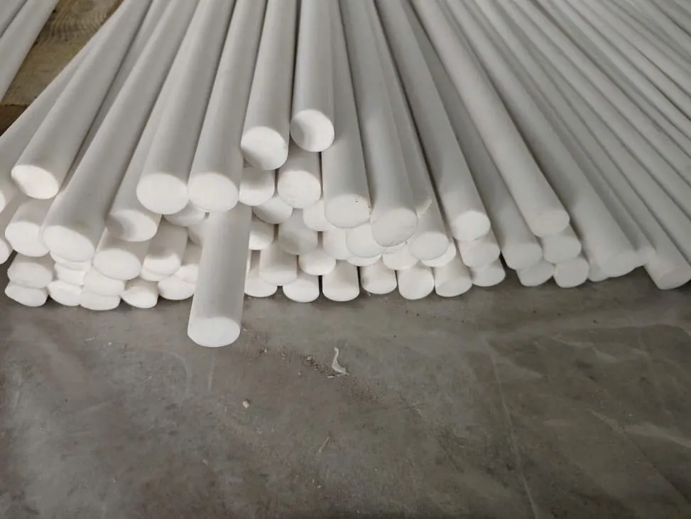 Nhiều cây teflon trắng xếp nằm trên sàn