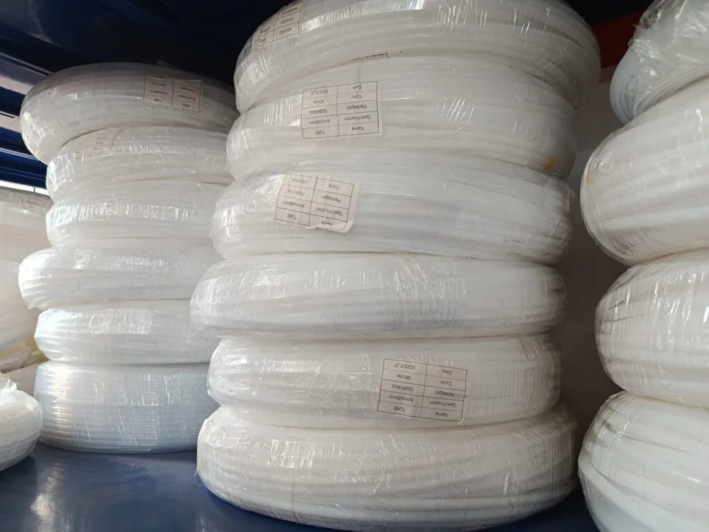 Nhiều chồng cuộn ống teflon trắng dán nhãn