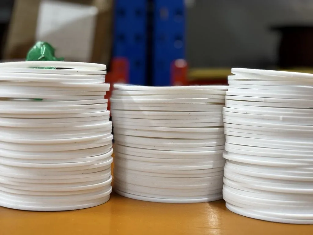 Nhiều gioăng teflon nhỏ có lỗ bu lông