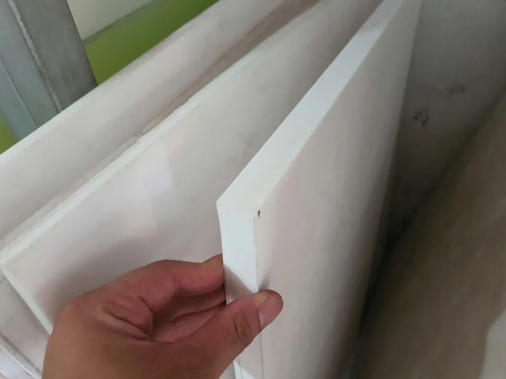 Nhiều tấm teflon dày xếp đứng trong kho