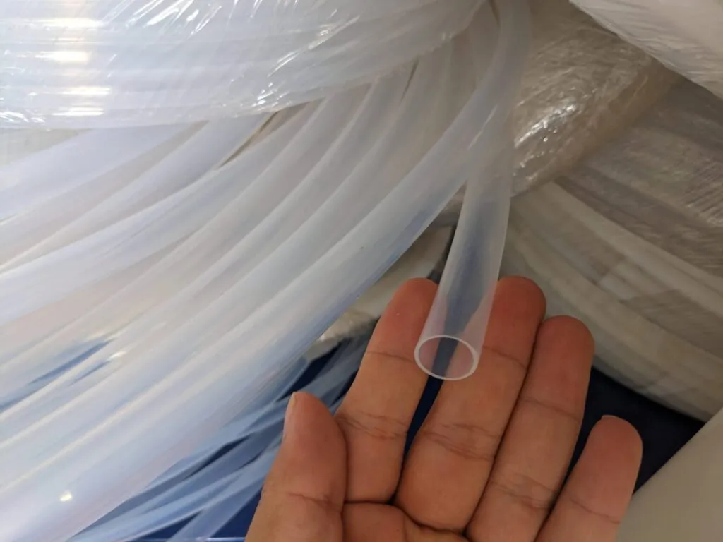 Ống PFA trong cầm trên tay thấy lòng ống