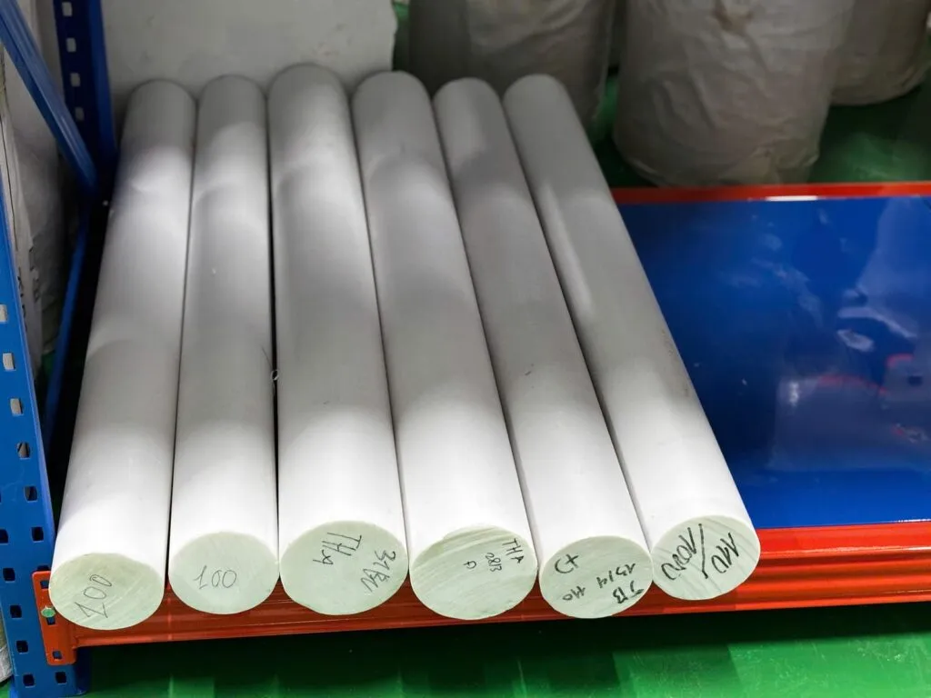 Sáu cây teflon phi lớn trên kệ thép