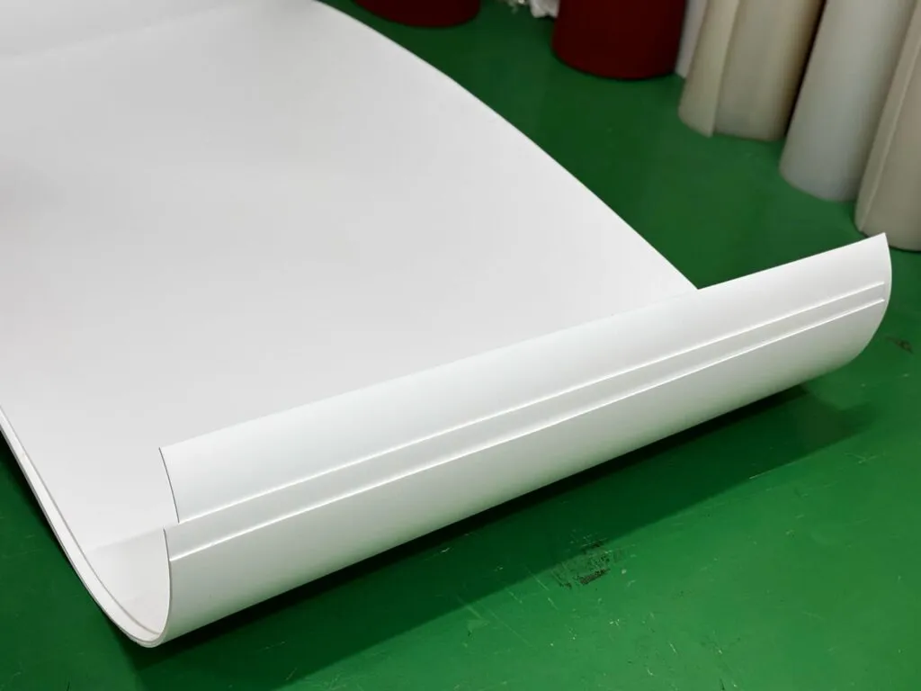 Tấm teflon trắng cong mép trải trên sàn