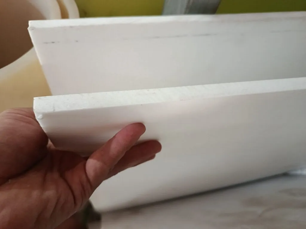 Tấm teflon trắng dày chồng hai lớp trên tay