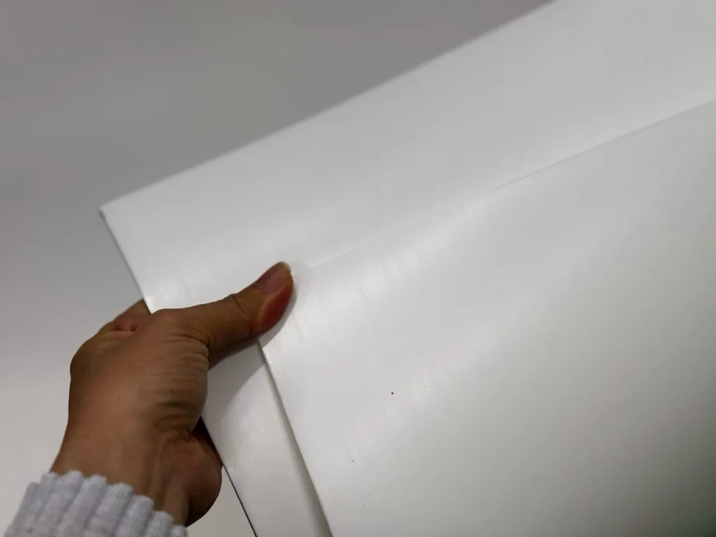 Tay cầm góc tấm teflon trắng trên sàn kho