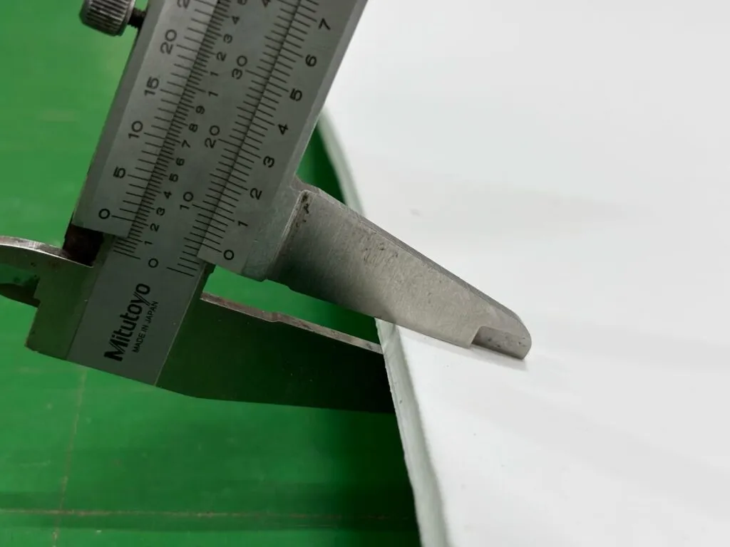 Thước kẹp đo độ dày mép tấm teflon