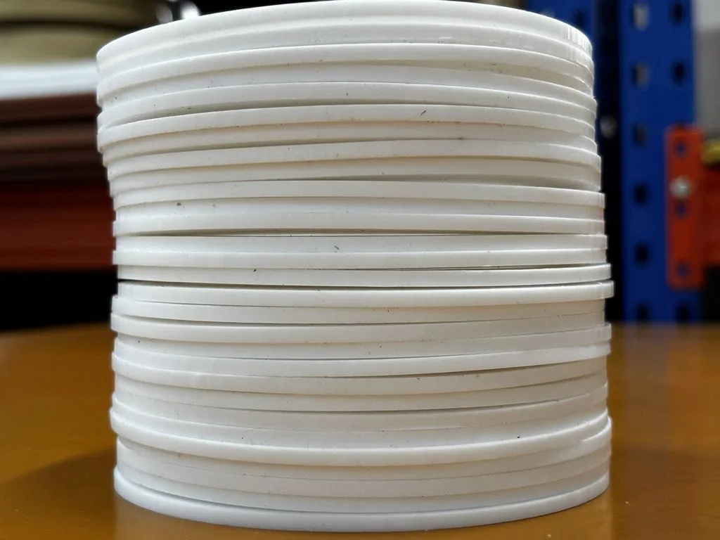 Vòng gioăng teflon xếp hàng trên bàn